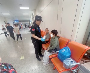 安檢處的溫情援手┃用行動詮釋“醫(yī)患安全衛(wèi)士” ——溫州國泰保安服務(wù)有限公司駐附一醫(yī)安保隊伍